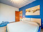 farbenfrohes Schalfzimmer mit weichem Doppelbett - Iris Ferienhaus - Top-Hundeurlaub