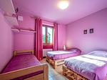 farbenfroher Schlafraum mit drei Einzelbetten - Iris Ferienhaus - Top-Hundeurlaub