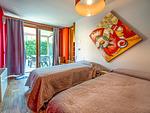 zwei weiche Einzelbetten und Terrassenzugang - Iris Ferienhaus - Top-Hundeurlaub