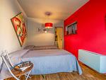 farbenfroh dekorierte Schlafräume mit warmen Farben - Iris Ferienhaus - Top-Hundeurlaub