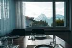 Vom Esstischt geniesst man einen Ausblick auf den Mürtschenstock - Apartment Im Aeschen - Top-Hundeurlaub