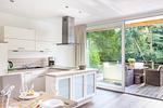 Küche / Küchenzeile - Hello Holidays: Sonnenglut | Seeterrasse | Sauna | Park - Top-Hundeurlaub