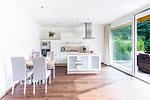 Küche / Küchenzeile - Hello Holidays: Sonnenglut | Seeterrasse | Sauna | Park - Top-Hundeurlaub
