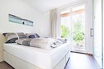 Schlafzimmer - Hello Holidays: Sonnenglut | Seeterrasse | Sauna | Park - Top-Hundeurlaub
