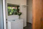 Fassade / Eingang - Hello Holidays: Sonnenglut | Seeterrasse | Sauna | Park - Top-Hundeurlaub