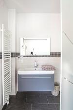 Badezimmer - Hello Holidays: Sonnenglut | Seeterrasse | Sauna | Park - Top-Hundeurlaub