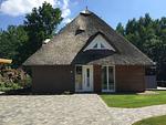 Fassade / Eingang - Hello Holidays: Sonnenglut | Seeterrasse | Sauna | Park - Top-Hundeurlaub
