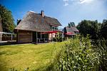 Fassade / Eingang - Hello Holidays: Sonnenglut | Seeterrasse | Sauna | Park - Top-Hundeurlaub