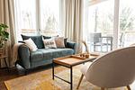Wohnzimmer - Hello Holidays: Wellenreiter | Penthouse | Sauna | Park - Top-Hundeurlaub
