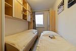 Das 2. Schlafzimmer ist zwar eng, aber die oberen Einbauschränke bieten auch genügend Stauraum. - Haus Halligblick Wohnung 16 - Top-Hundeurlaub
