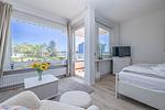 Wohnbereich mit Zugang zum Balkon - fewo1846 - Sonne und Meer (App. 16) - Top-Hundeurlaub