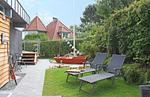 sonnige Liegewiese und Spielplatz - fewo1846 - StrandNest - Top-Hundeurlaub