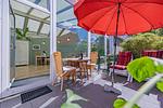 Sonnige Terrasse mit Gartenmöbeln und Sonnenliegen - fewo1846 - Nordlicht - Top-Hundeurlaub