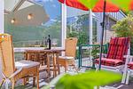 Sonnige Terrasse mit Gartenmöbeln und Sonnenliegen - fewo1846 - Nordlicht - Top-Hundeurlaub