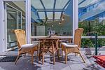 Sonnige Terrasse mit Gartenmöbeln und Sonnenliegen - fewo1846 - Nordlicht - Top-Hundeurlaub