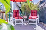 Sonnige Terrasse mit Gartenmöbeln und Sonnenliegen - fewo1846 - Nordlicht - Top-Hundeurlaub