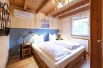 Ferienhaus Blau am See Schlafzimmer mit gemütlichem Doppelbett - Blau am See - Top-Hundeurlaub