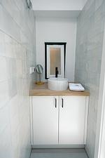 Das Gäste-WC liegt im Erdgeschoss, zwischen Küche und dem Anbau. - Dat Lütte Hus - Top-Hundeurlaub
