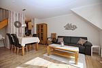 Wohnzimmer mit Sofa und Sessel - Wohnung 02-8 - Top-Hundeurlaub
