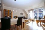 Wohnzimmer mit Essbereich und Sofa mit Blick auf den Balkon - Wohnung 02-8 - Top-Hundeurlaub