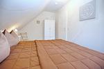 zweites Schlafzimmer mit Doppelbett und Kleiderschrank - Wohnung 02-8 - Top-Hundeurlaub