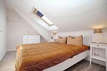 drittes Schlafzimmer mit Doppelbett und Kommode - Wohnung 02-8 - Top-Hundeurlaub