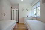 erstes Schlafzimmer mit Einzelbetten und Kleiderschrank - Wohnung 02-8 - Top-Hundeurlaub