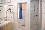 Badezimmer mit Dusche, WC und Waschbecken - Wohnung 02-8 - Top-Hundeurlaub