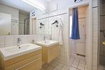 Badezimmer mit doppeltem Waschbecken und separatem WC - Wohnung 02-8 - Top-Hundeurlaub