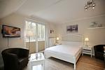 Wohnzimmer Doppelbett und  Blick zur Terrasse - Wohnung 11 - Top-Hundeurlaub