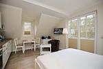 Wohnzimmer mit Doppelbett und Essbereich - Wohnung 11 - Top-Hundeurlaub