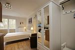 Wohnzimmer mit Doppelbett und Kleiderschrank - Wohnung 11 - Top-Hundeurlaub