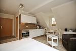 Wohnzimmer mit Küchenzeile und Esstisch - Wohnung 11 - Top-Hundeurlaub