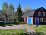 Außenansicht des Ferienhauses mit Garten und Natur - Hus Hagagatan - Top-Hundeurlaub