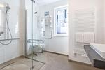 Badezimmer mit Dusche und Waschtisch - Aparthotel Ostseeallee 1-01 - Top-Hundeurlaub