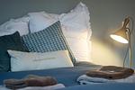 Schlafzimmer blau mit Doppelbett (140 x 200 cm) - Haifischsieben - Top-Hundeurlaub