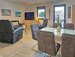 Wohnzimmer - FeWo Ostseeglück im Jasmund-Paradies mit Terrasse und haustierfreundlich - Top-Hundeurlaub