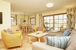 Wohnzimmer - Haus: Terrasse, Garten, Sauna - Top-Hundeurlaub