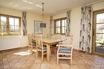 Wohnzimmer - Haus: Terrasse, Garten, Sauna - Top-Hundeurlaub