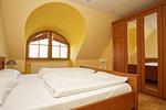 Schlafzimmer - Haus: Terrasse, Garten, Sauna - Top-Hundeurlaub