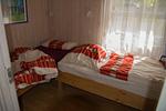Schlafzimmer mit zwei Einzelbetten - Ferienhaus Ausmina - Top-Hundeurlaub