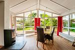 Wohnzimmer mit Kamin und Essbereich - Ferienhaus 11 - Top-Hundeurlaub