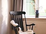 Gemütlicher Schaukelstuhl im Schlafzimmer - Ferienhaus Reethus Koppelkiek - Top-Hundeurlaub
