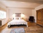 Schlafzimmer angrenzend an den Wohnbereich mit Kleiderschrank - Ferienhaus Reethus Koppelkiek - Top-Hundeurlaub