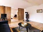 Wohnbereich mit Kaminofen und angrenzendem Schlafbereich - Ferienhaus Reethus Koppelkiek - Top-Hundeurlaub