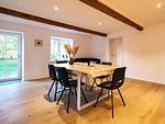 Massiver Holzbohlentisch mit viel Platz - Ferienhaus Reethus Koppelkiek - Top-Hundeurlaub