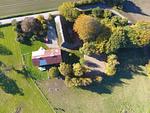 Weitläufiges Hofgelände mit Reedachkate, Scheune und Reitplatz - Ferienhaus Reethus Koppelkiek - Top-Hundeurlaub