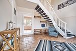 Imposanter Eingangsbereich mit Treppe, Galerie und Garderobe - Landhaus Markerup - Top-Hundeurlaub