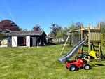Garten mit Spielplatz und Spielhaus - Landhaus Markerup - Top-Hundeurlaub