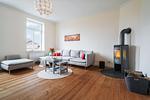 Gemütliches Ecksofa und Kaminofen - Ferienwohnung Gut Hardesby - Top-Hundeurlaub